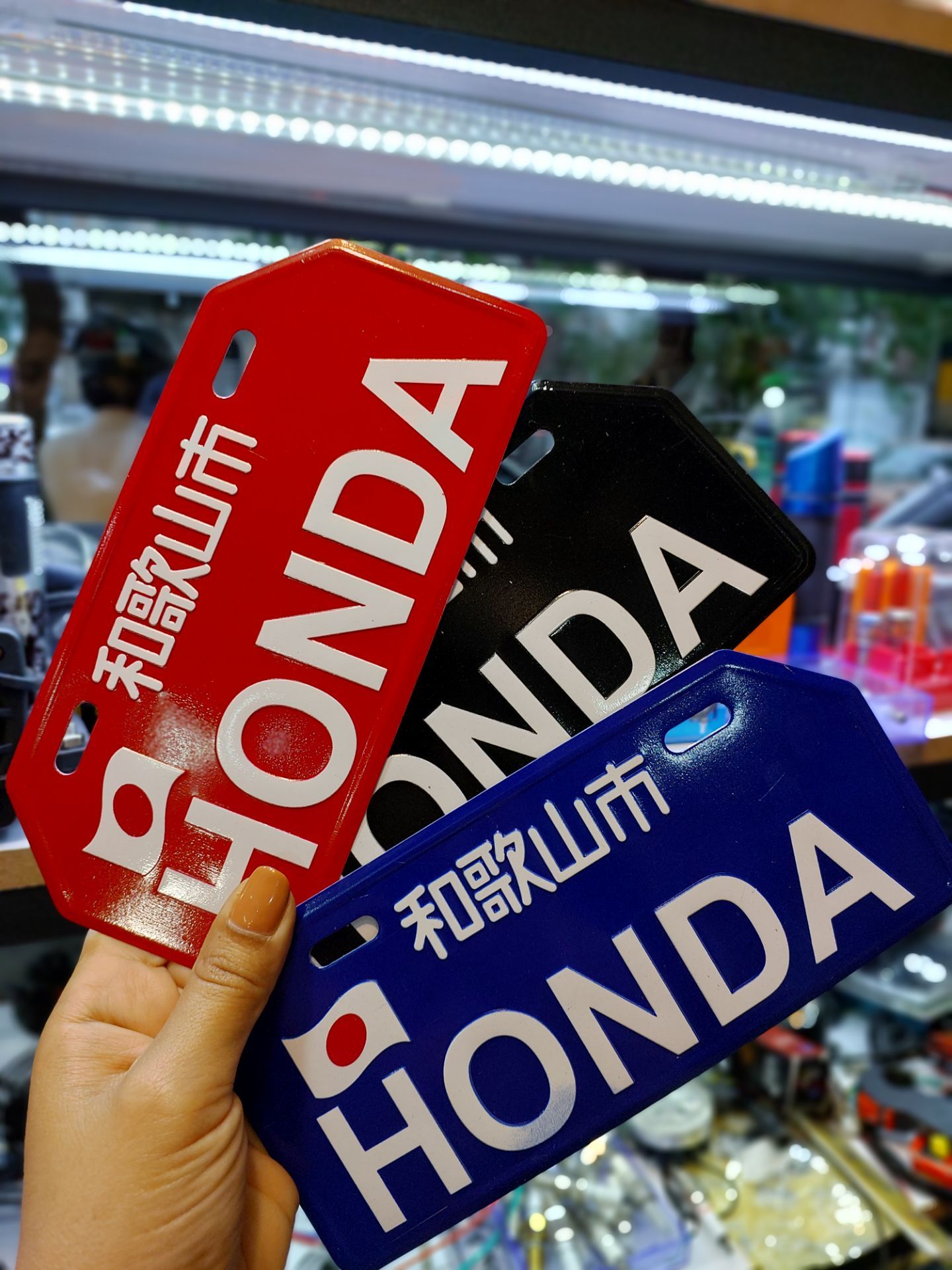 خریدپلاک فلزی با نوشته برجسته برای موتورسیکلت HONDA